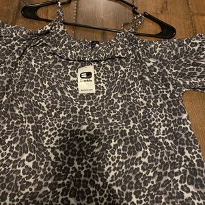 Buckle cheat print off the should top